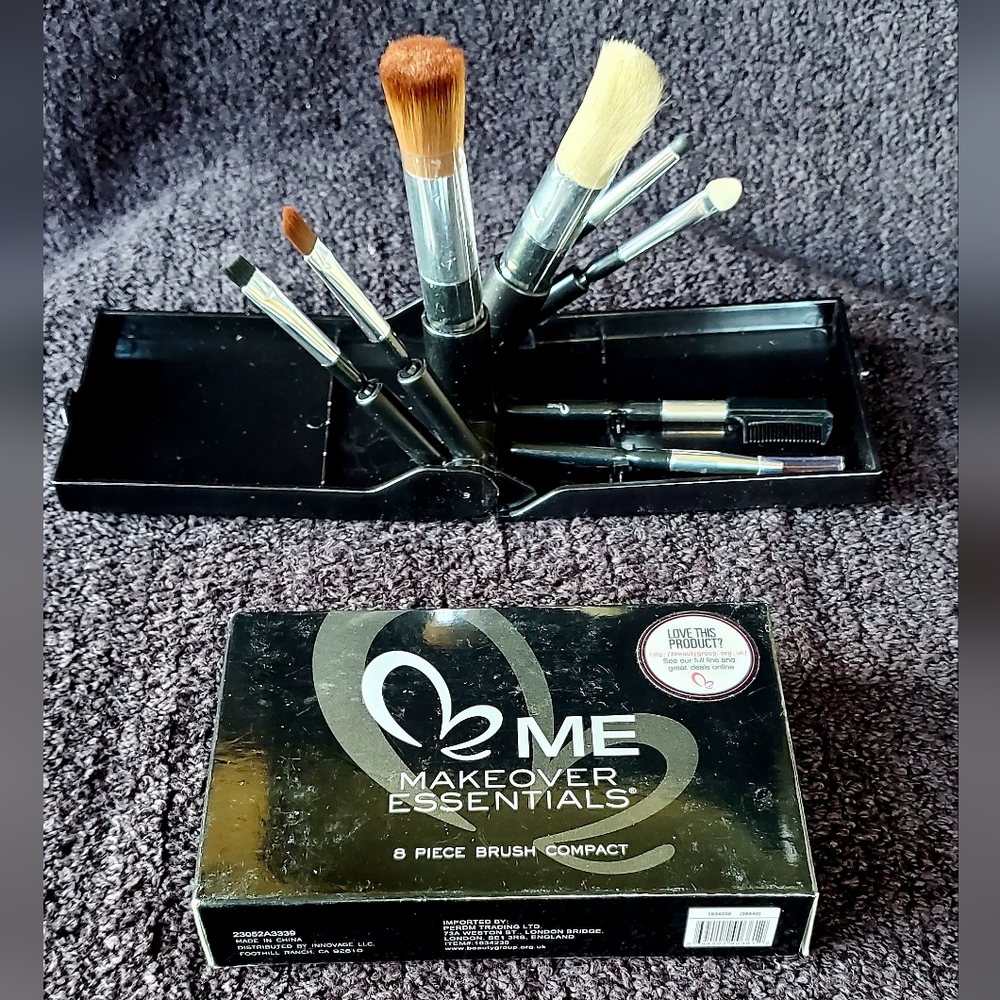 NWT- ME Makeover Essentials "8-Piece Brush Compact" Makeup - Applicator Set